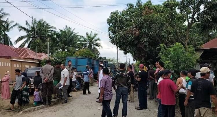 Protes Jalan Rusak Dan Limbah, Warga Hadang Truk Sawit PT MASS