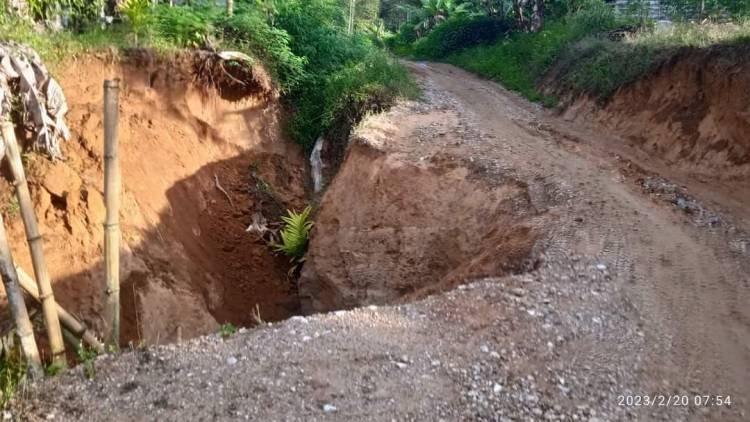 Warga Dambakan Perbaikan Jalan Amblas di Desa Lae Luhung Dairi