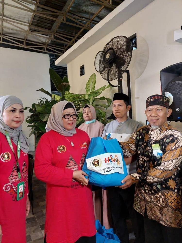 Baksos IKWI HPN 2023 Serahkan 400 Paket Sembako ke Panti Asuhan