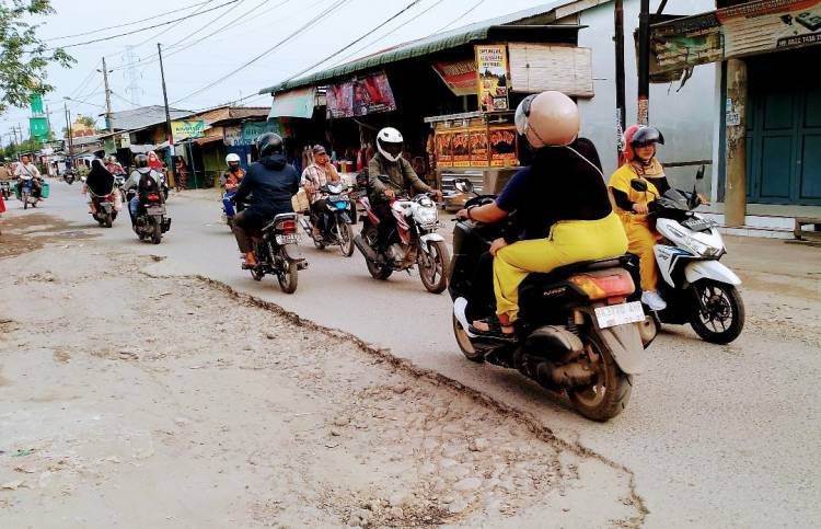 Jalan Andansari Medan Marelan Rusak