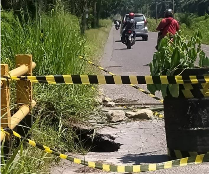 Jembatan Titi Dua Aeknabara-Pangkatan Berlubang, Warga Harapkan Perbaikan Segera