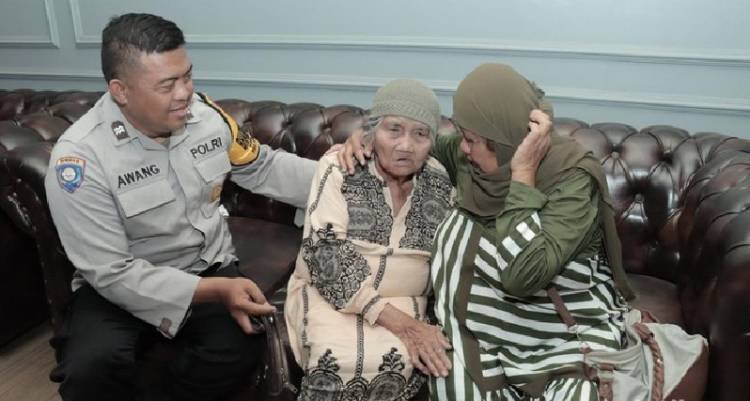 Ibu di Malang Pingsan Bertemu Anak Usai 37 Tahun Berpisah