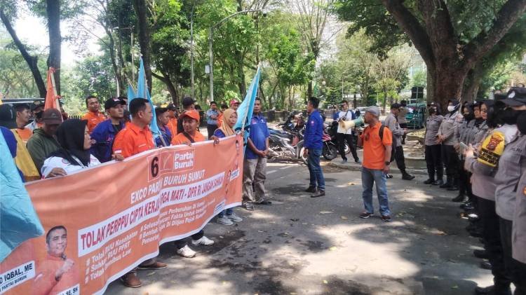 Massa Buruh Unjuk Rasa ke DPRD SU Tolak Pengesahan Perppu Ciptaker Jadi Undang-Undang