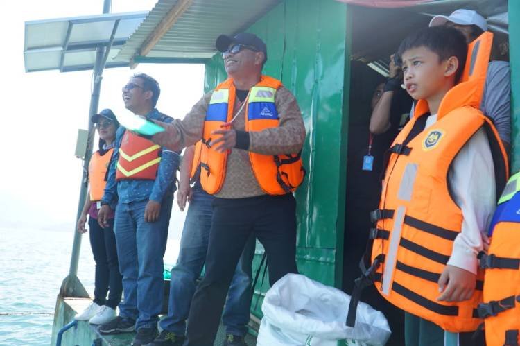 Bupati Sergai Kunjungi Pembudidayaan Ikan Tilapia di Danau Toba
