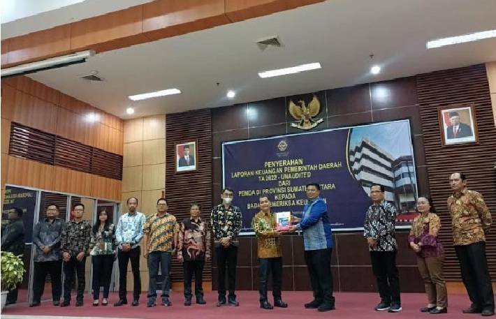 Bupati Samosir Serahkan LKPD TA 2022 kepada BPK RI di Medan