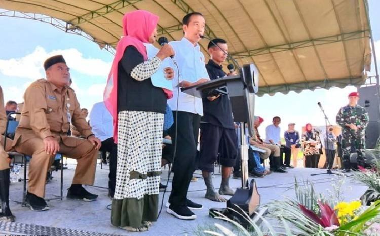 Jokowi Bagikan Sertifikat Tanah ke Warga Blora di Tengah Sawah