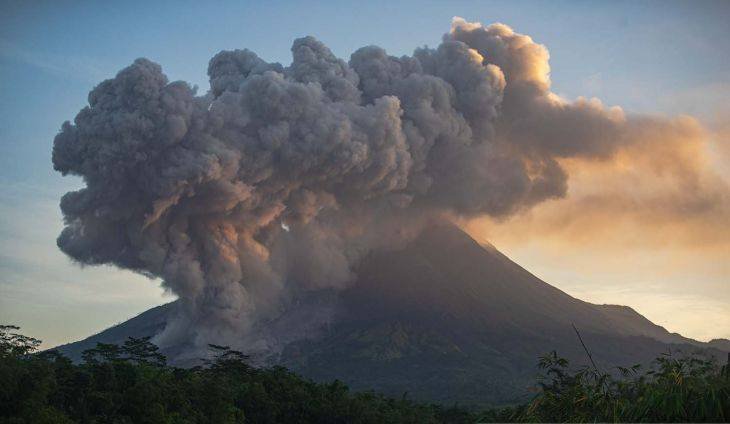 Gunung Merapi Kembali Muntahkan Awan Panas