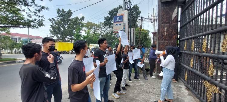 Puluhan Mahasiswa Demo di Kejati Sumut Minta Usut Penggunaan Hutan Tanpa Izin di Langkat