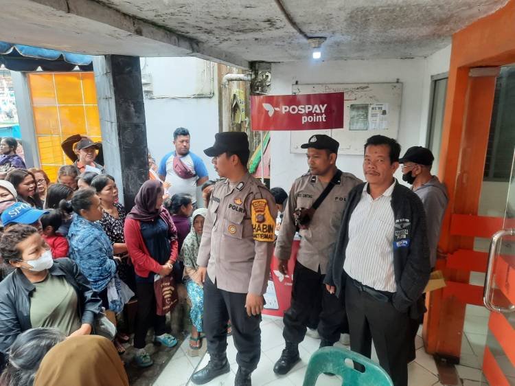 Pastikan Aman, Personil Polsekta Berastagi Pantau Pembagian BLT