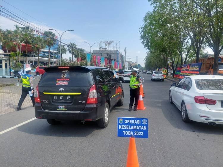 Operasi Keselamatan Toba 2023, Sat Lantas Polrestabes Medan Bagikan 500 Stiker ke Pengendara