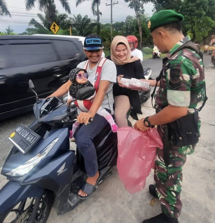 Ramadan, Korem 022/PT Bagi Takjil Gratis ke Pengendara