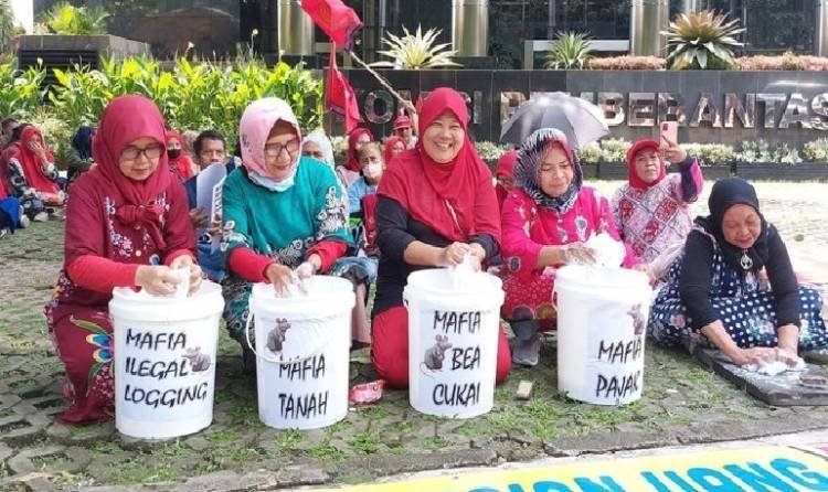 Emak-emak Gelar Teaterikal ‘Cuci Baju’, Dukung KPK Usut Kasus Pejabat Pajak