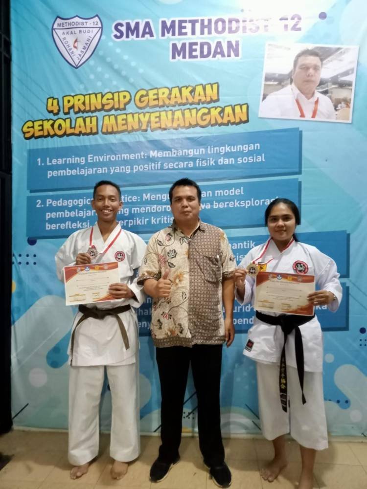 Johanes Gultom dan Sinta Sirait dari Methodist 12 Medan Juara Pertama di Kejuaraan Karate Inkanas Antarpelajar
