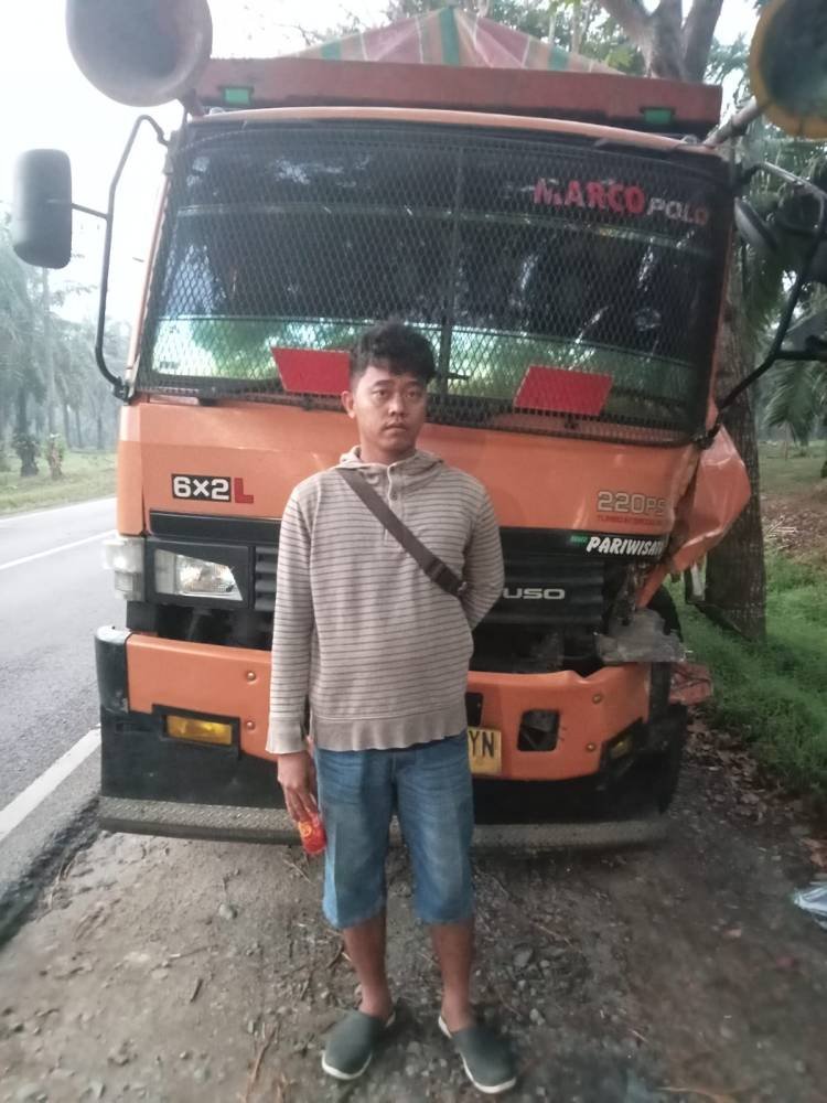 Tronton Tabrak Angkutan Umum di Sergai, 1 Tewas