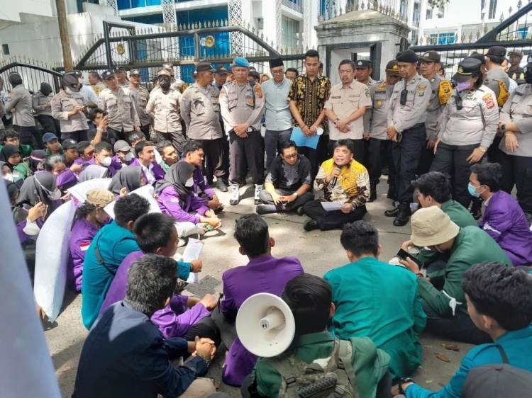 Mahasiswa BEM SI Unjuk Rasa ke DPRD SU Tuntut Cabut Perppu Ciptaker