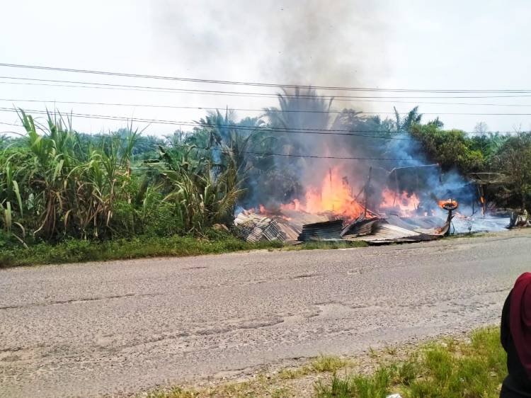 Dua Rumah Semi Permanen di Siabu Huragi Hangus Terbakar