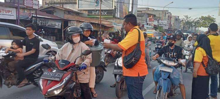 PDK Kosgoro 1957 Kota Medan Berbagi Takjil di Sejumlah Lokasi