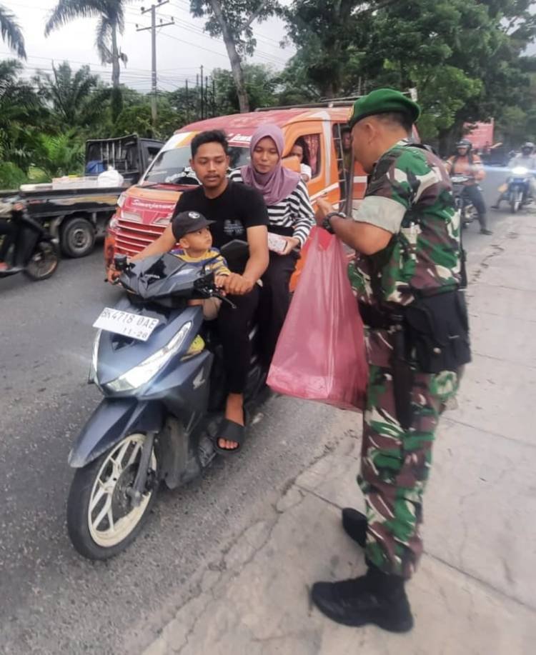 Ramadan, Korem 022/PT Bagi Takjil Gratis ke Pengendara