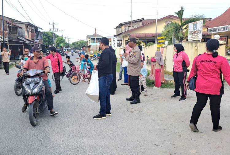 Polsek Pantaicermin Bagikan Takjil Gratis ke Pengendara dan Masyarakat