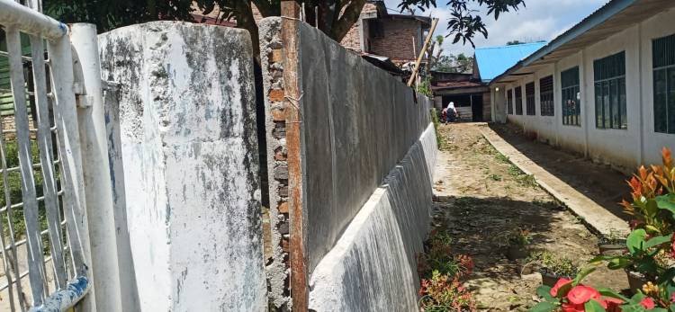 Tiap Siswa SMPN 2 Tigadolok Dikutip Rp 30.000 untuk Bangun Tembok Pagar Sekolah