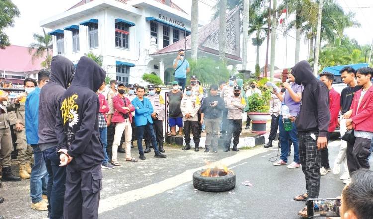 Mahasiswa dan Pemuda Kembali Unjuk Rasa Desak Kajari dan Kapolres Periksa Wali Kota Pematangsiantar