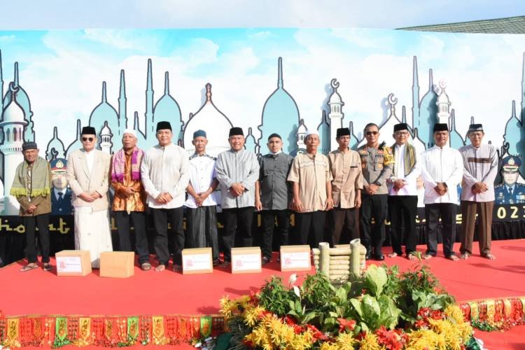 Korem 023/KS Gelar Salat Idul Fitri Dilanjutkan Berbagi Paket Sembako