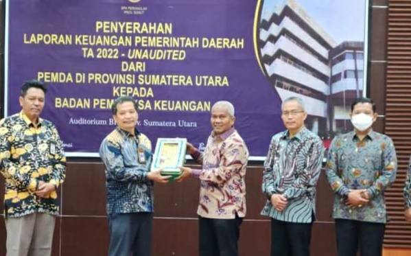 Plt Bupati Palas Serahkan LKPD TA 2022 ke BPK RI