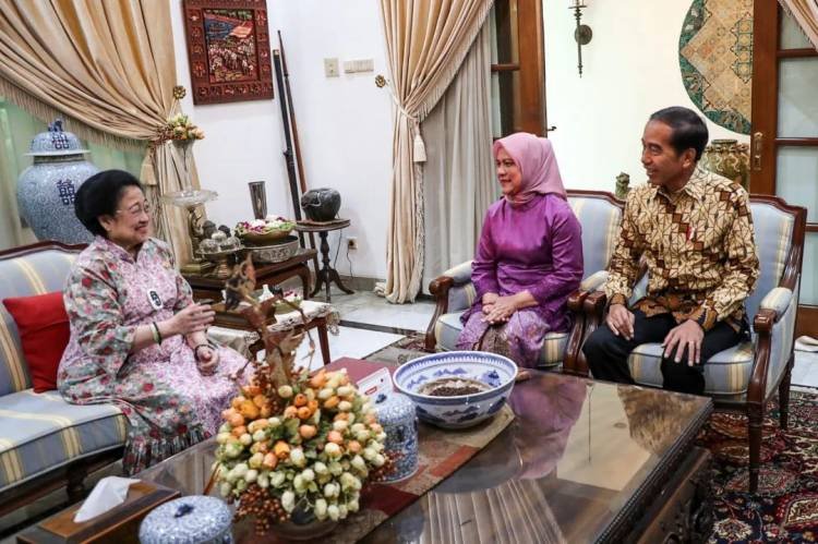 Jokowi Bersama Iriana Halal Bihalal ke Kediaman Megawati, Hasto: Pertemuan Penuh Suasana Akrab