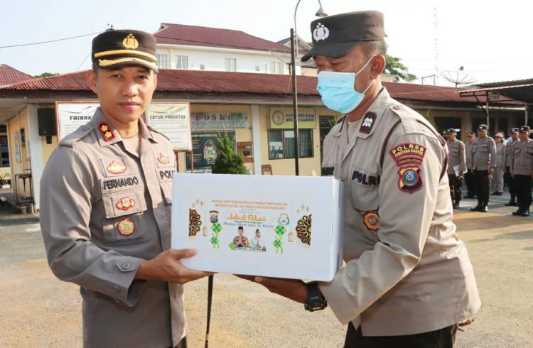 Wujud Kepedulian Polri, Bingkisan Paket Lebaran Dibagikan Kapolres Pematangsiantar