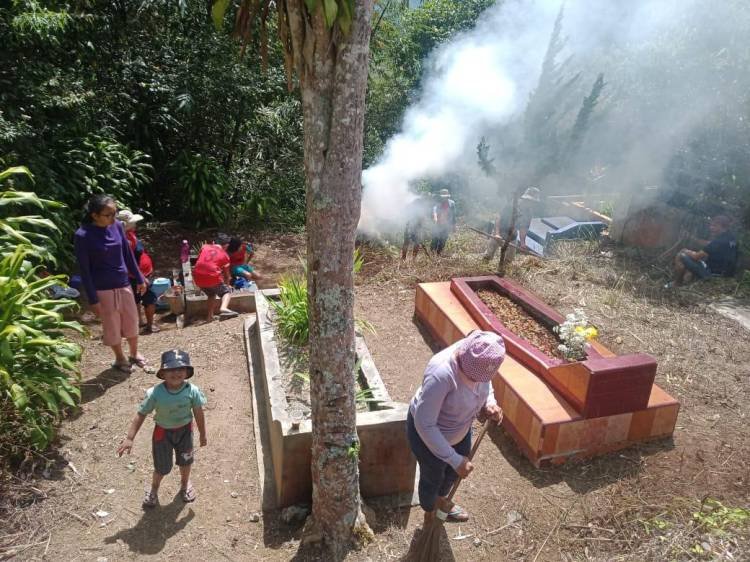 Jelang Paskah, Warga Tarutung Ramai-ramai Bersihkan Makam