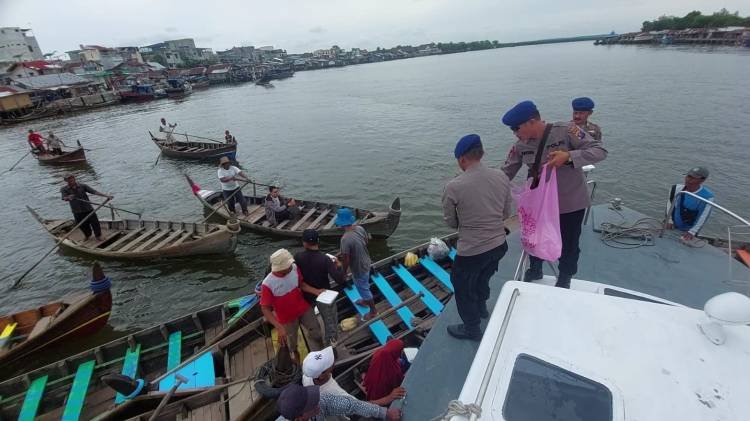 Satpol Airud Polres Langkat Bagikan Takjil kepada Masyarakat Pesisir