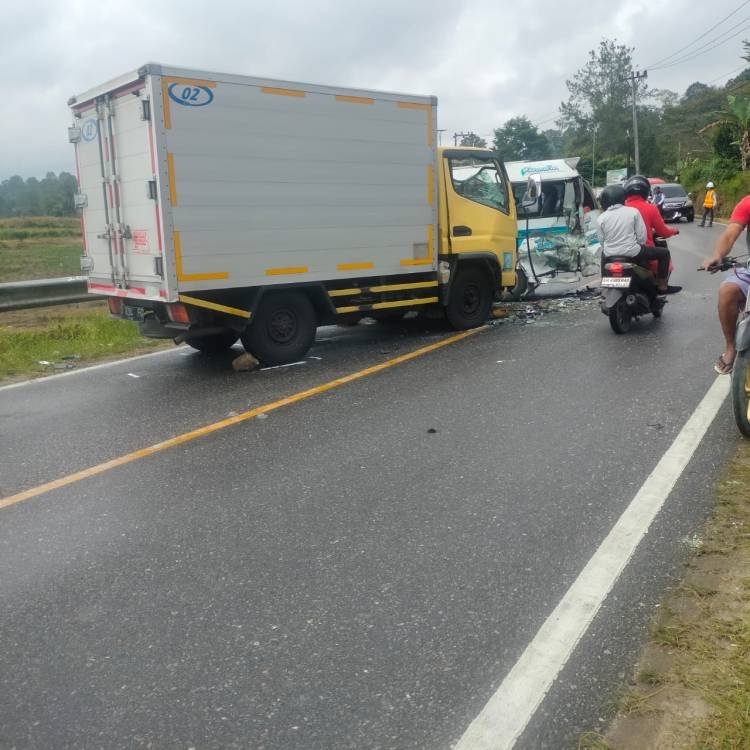Angkutan Umum Kontra Mobil Box di Jalinsum Toba Dua Penumpang Luka