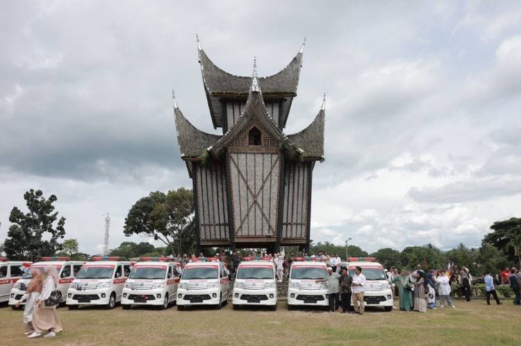 Prabowo Serahkan 20 Ambulans untuk Rumah Sakit di Sumbar