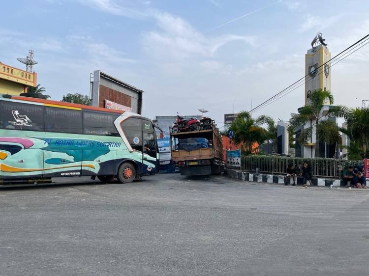 Jalinsum Kotapinang Lumpuh Total, Penumpang Bus Terlantar di Emperan Ruko