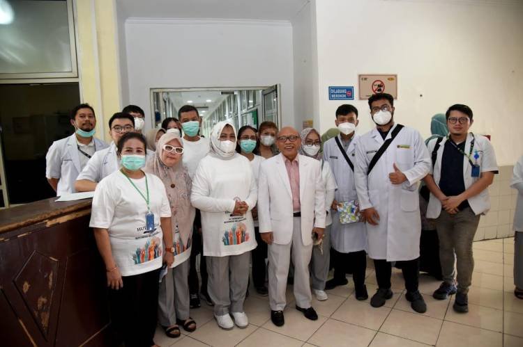 Peringati HUT ke-46 YKI, Nawal Lubis Semangati Pasien Kanker di RS Adam Malik