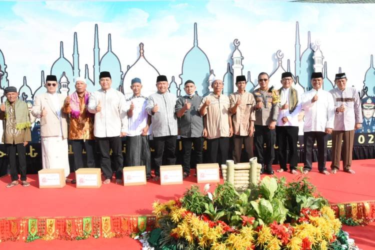 Korem 023/KS Gelar Sholat Idul Fitri Dilanjutkan Berbagi Paket Sembako