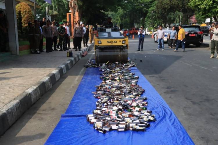 Polres Binjai Musnahkan Ratusan Botol Miras Hasil Giat Cipta Kondisi