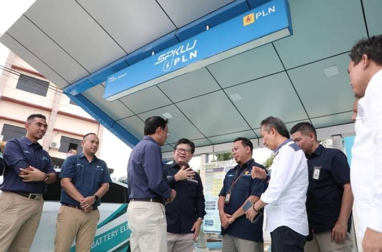 Dirjen Ketenagalistrikan Dan GM PLN UID Sumatera Utara Tinjau SPKLU PLN Binjai
