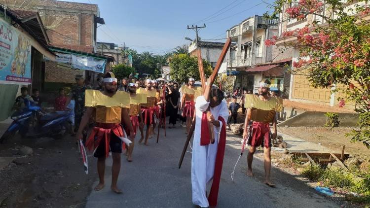 Mengenang Kematian Tuhan Yesus Kristus GMI Elohim Aeknabara Lakukan Prosesi Jalan Salib