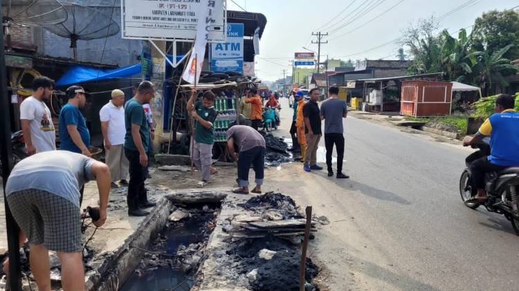 Gotong Royong, Camat Kualuh Hulu Bersama Kepling Bersihkan Selokan