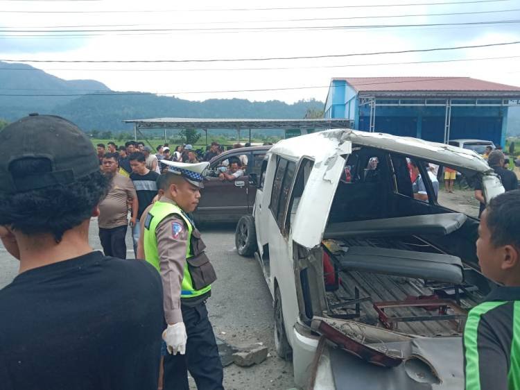 Mobil Angkutan Umum yang Bawa Pelajar Terbalik di Jalinsum Siatas Barita - Pahae