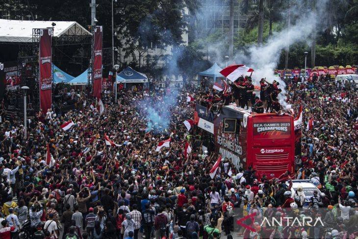 Timnas Sepak Bola Indonesia Pimpin Arak-arak 87 Emas SEA Games 2023