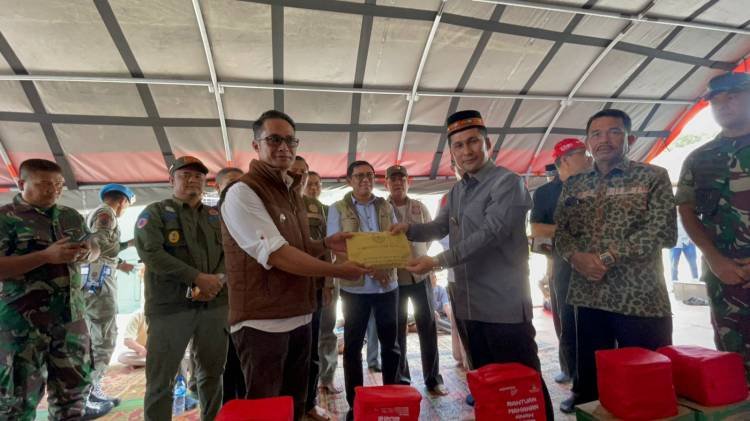 Pj Bupati Agara Serahkan Bantuan kepada Korban Kebakaran di kabupaten Gayo Lues