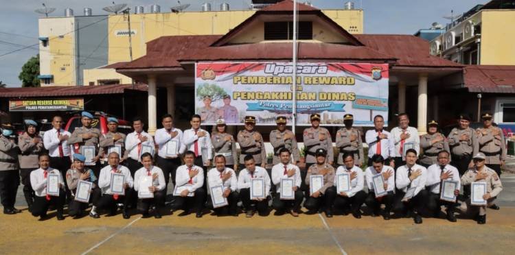 22 Personel Polres Pematangsiantar Berprestasi Terima Reward