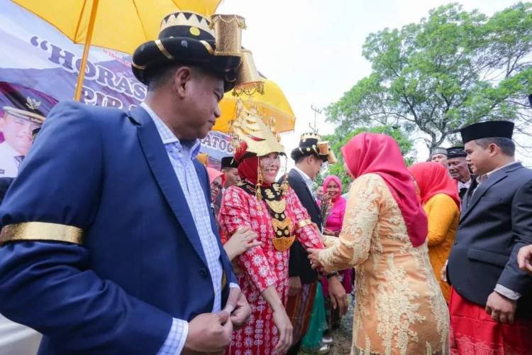 Bupati Sergai Dianugerahi Gelar Kehormatan Haji Tongku Pinayungan Nagori Harahap