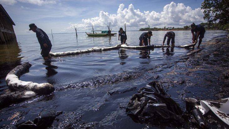 Limbah Minyak Berwarna Hitam dan Bau Cemari Pantai di Batam