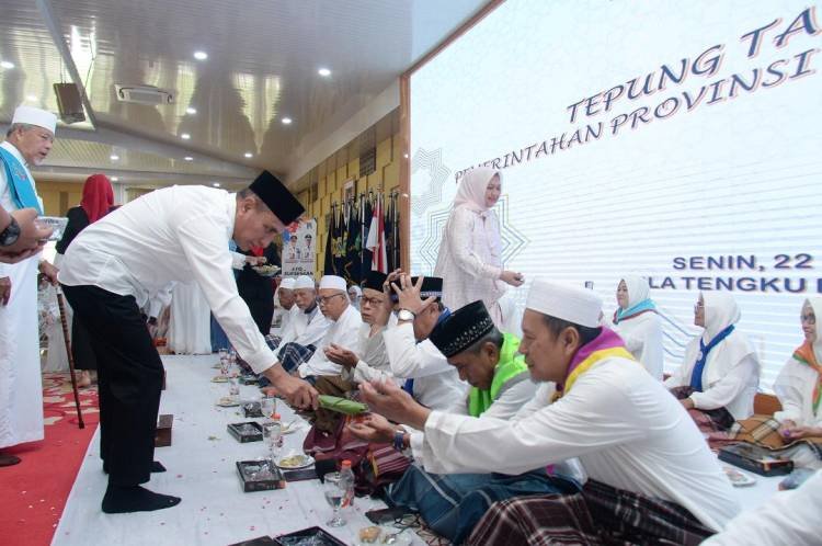 Tepung Tawar Calon Jemaah Haji Sumut, Edy Rahmayadi Ingatkan Jaga Kesehatan
