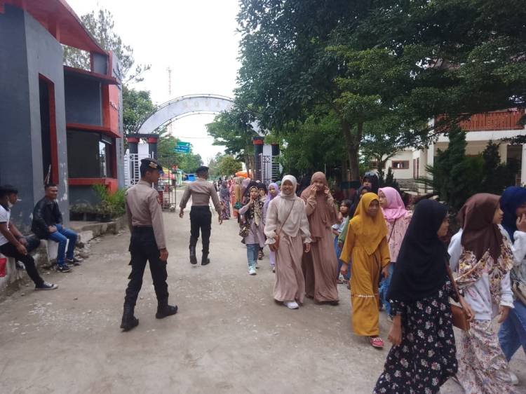 Jaga Kenyamanan Pengunjung, Personel Polres Humbahas Berjaga di Obyek Wisata Sipinsur