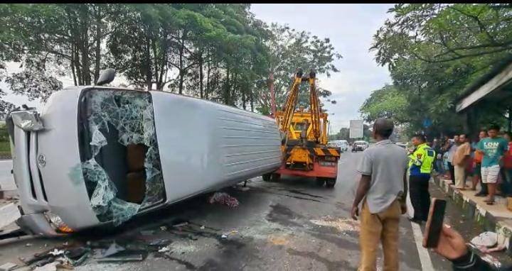 Diduga Sopir Mengantuk, Mini Bus dari Sibolga Terbalik di Tebingtinggi