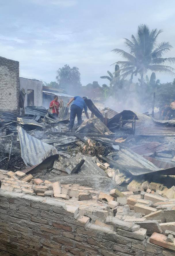 Dua Unit Rumah Terbakar di Aeknabara